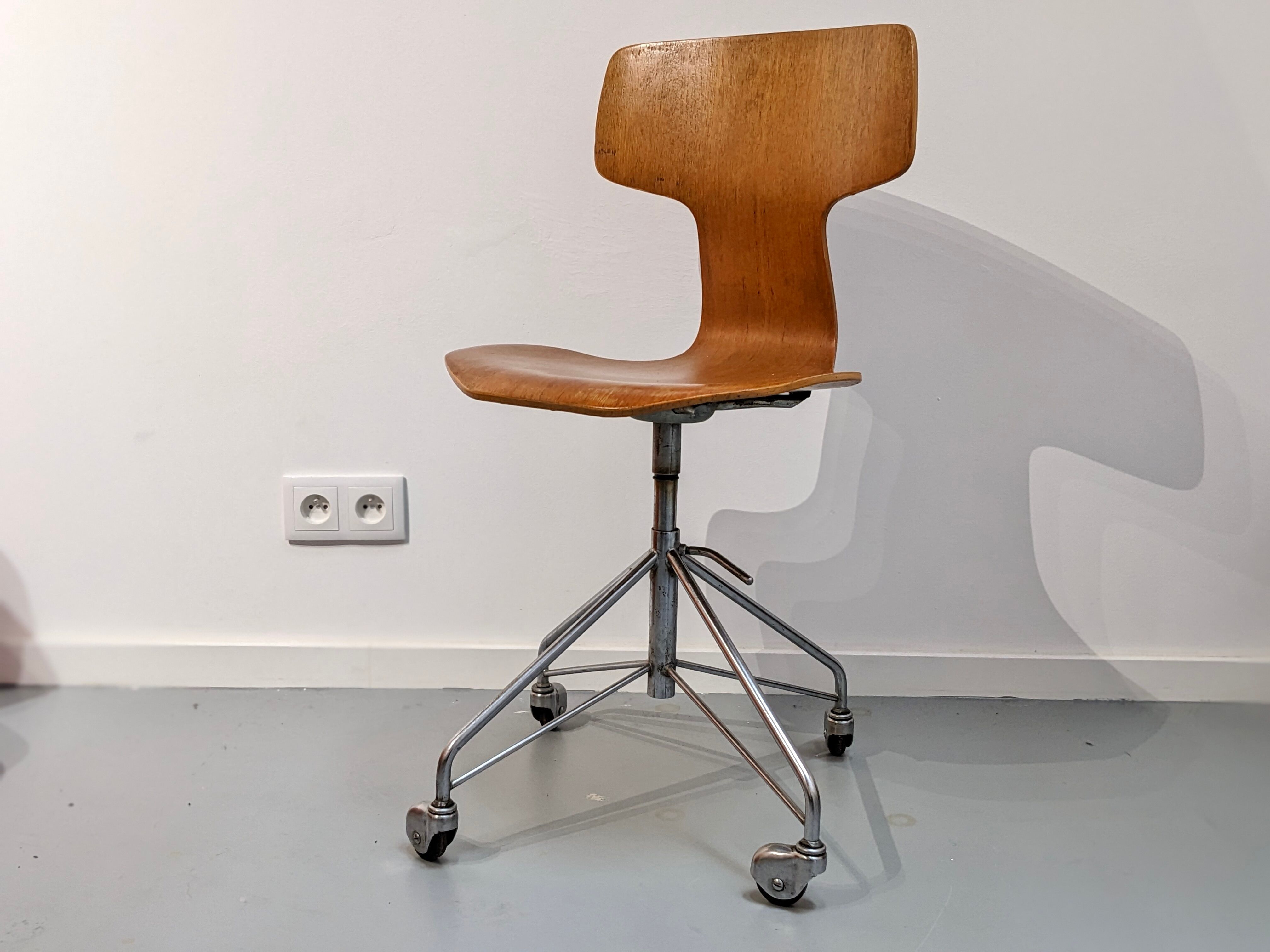 Office chair model hammer N°3103" by Arne Jacobsen
