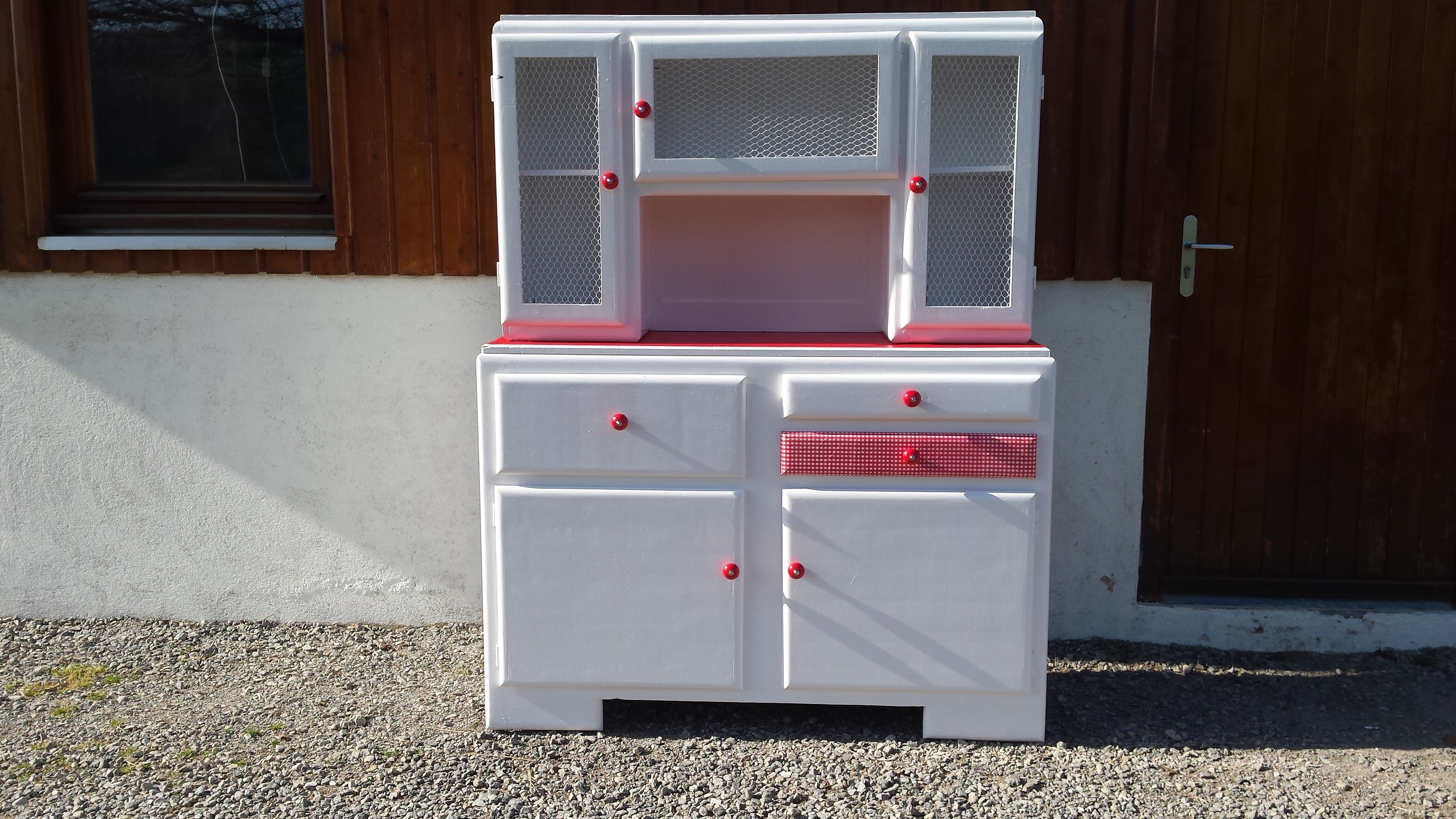 White mado buffet, red handles and tray, hen grill