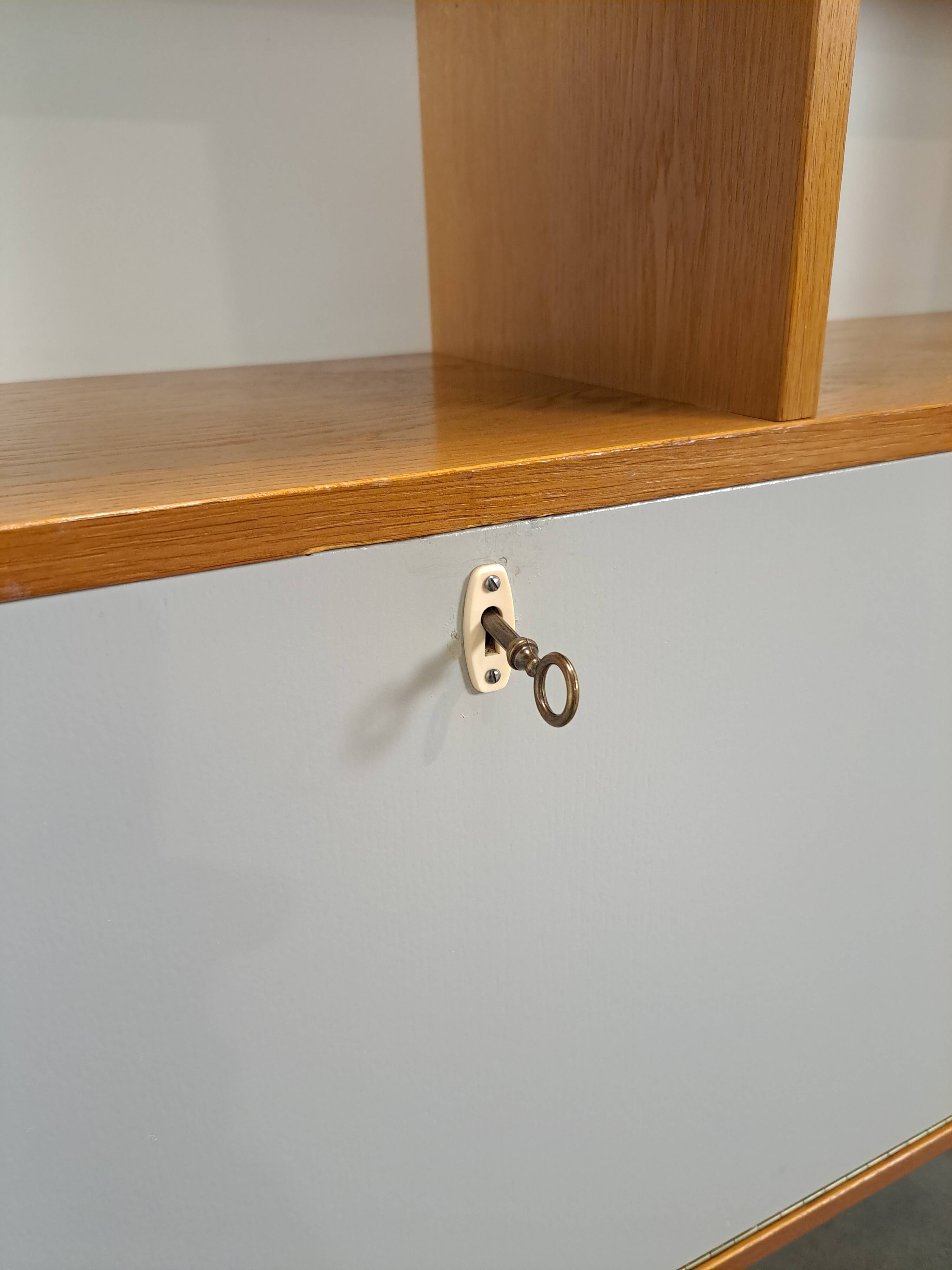 Deens Domino Mobler kast met klepdeur