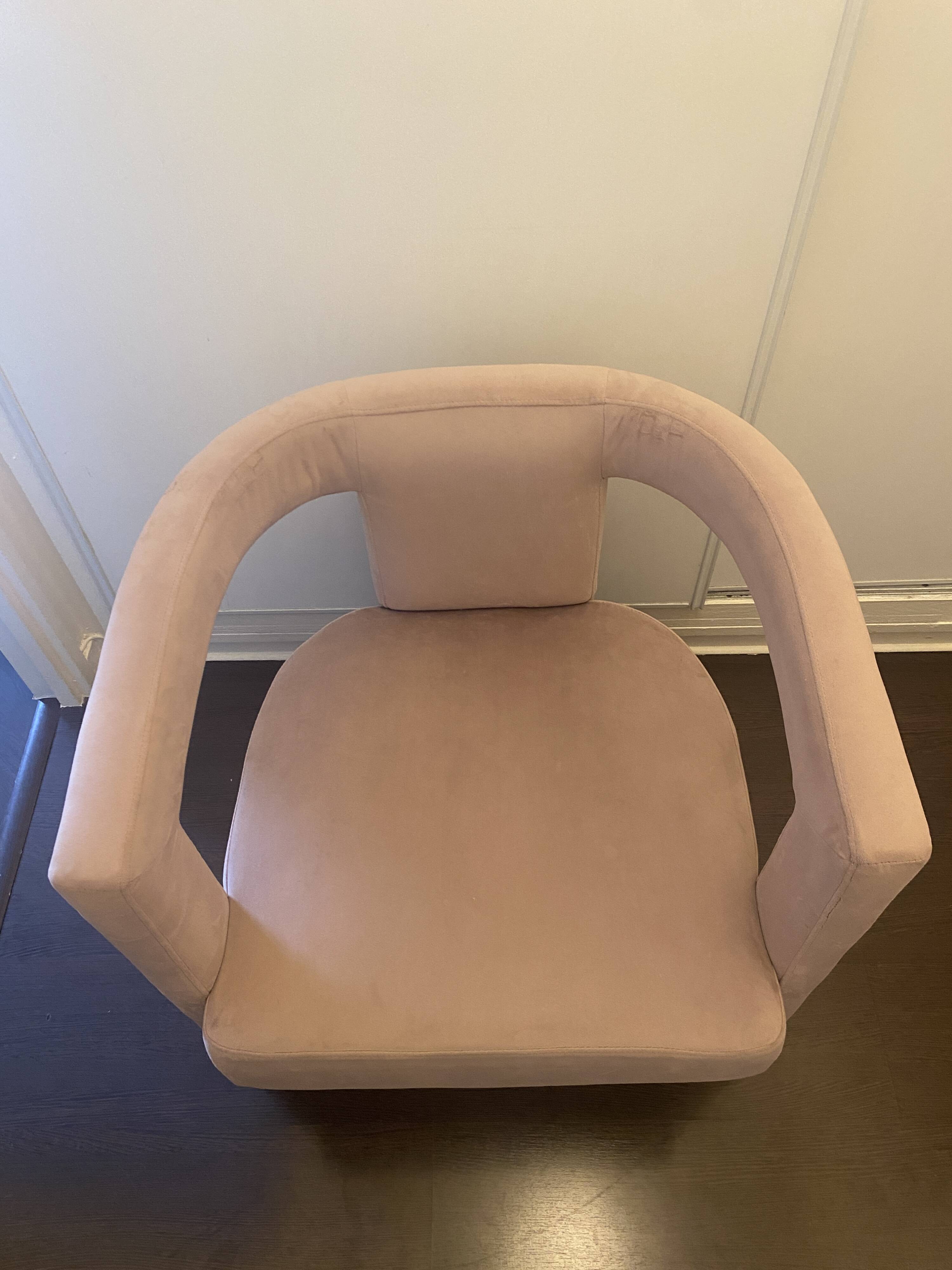 Fauteuil rose poudré