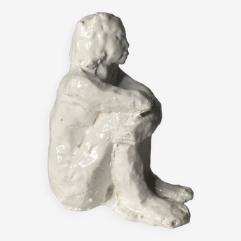 Sculpture assise blanche en céramique