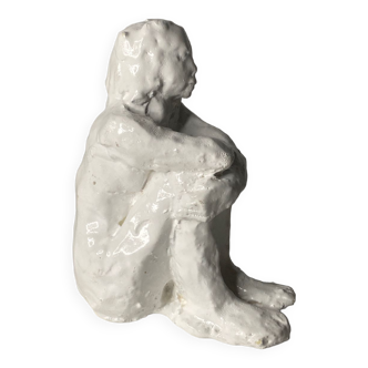 Sculpture assise blanche en céramique