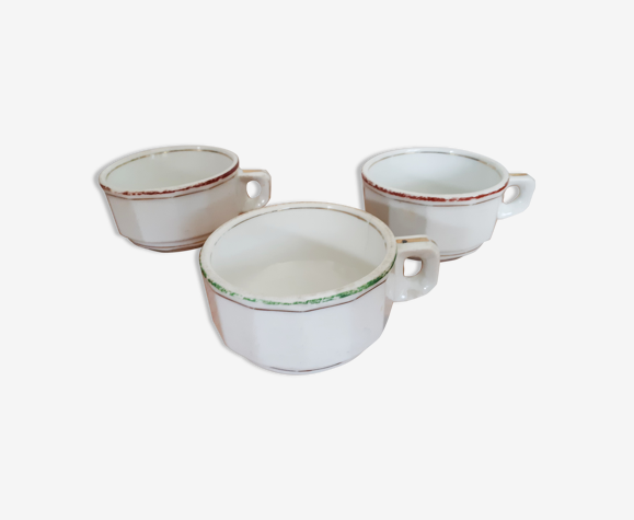 Service de 3 tasses à chocolat de bistrot . en porcelaine . coloris blanc et or . forme cotelée .