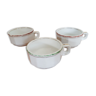 Service of 3 bistro chocolate cups. porcelain . color white and gold. dimensioned shape .