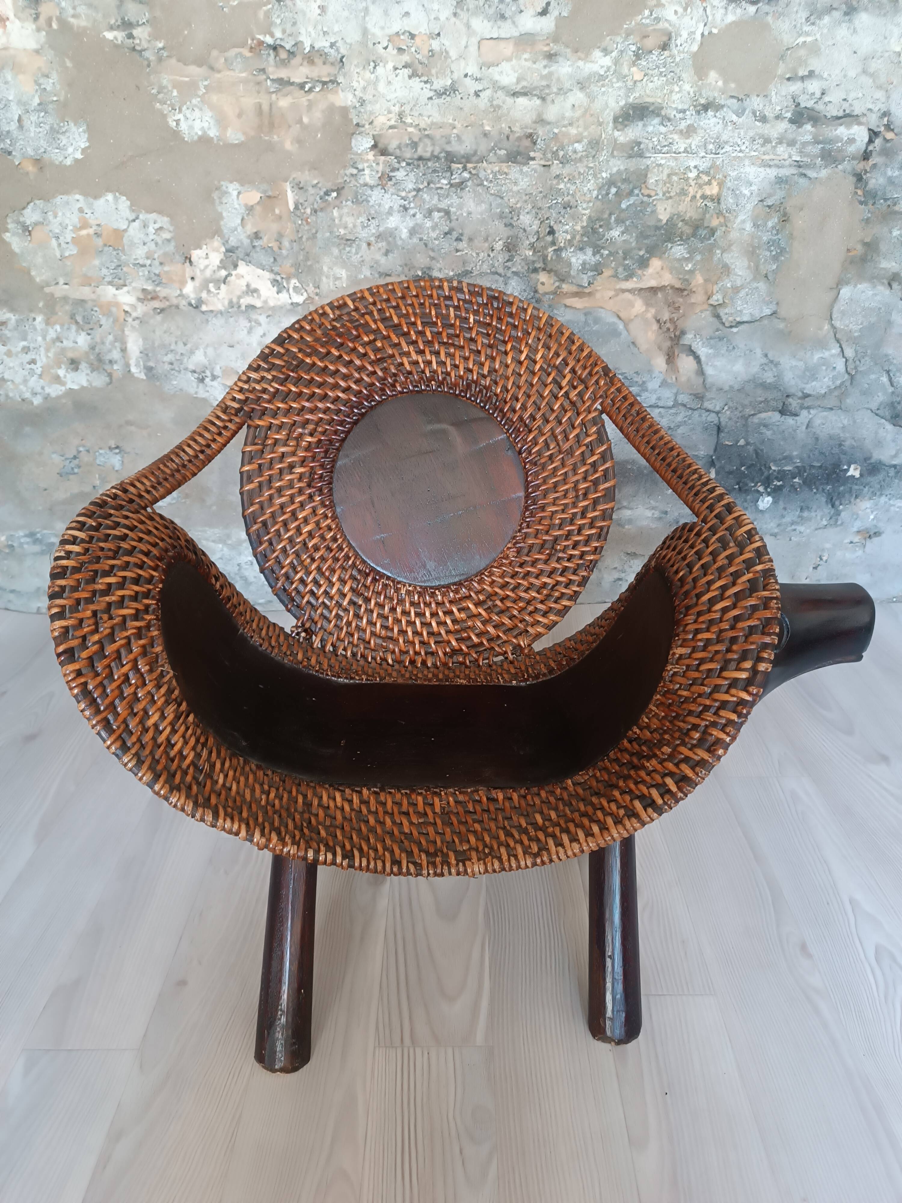 Fauteuil enfant en bois sculpté et rotin