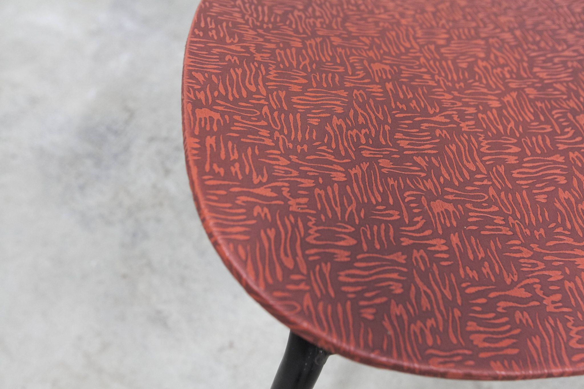 Vintage 70s chair in black lacquered metal and atypical red vinyl