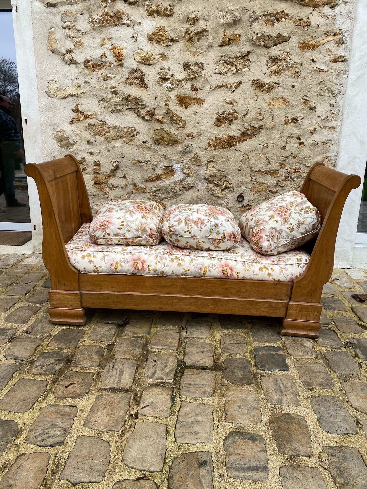 Bench reads Louis Philippe