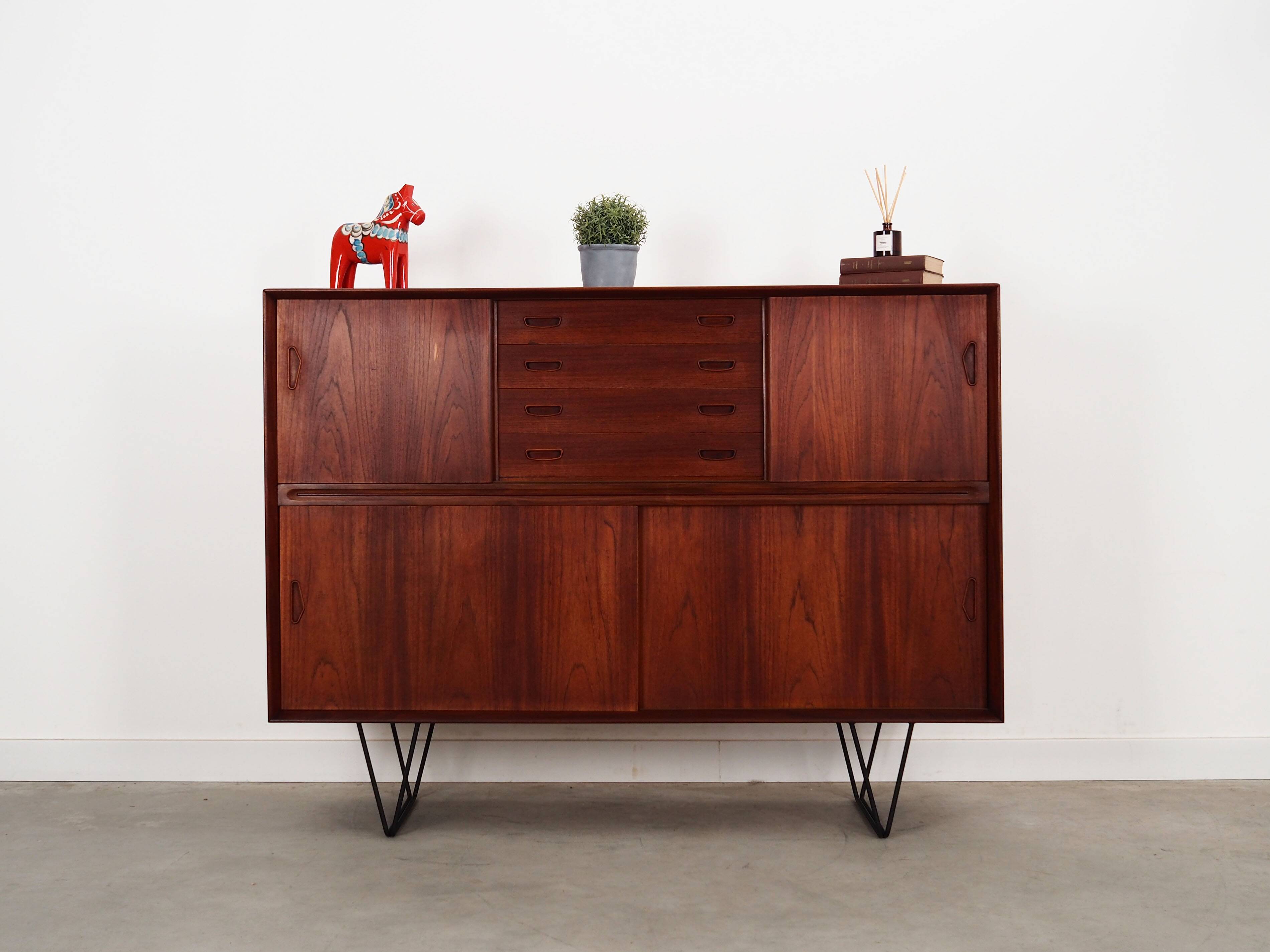 Buffet haut en teck, design danois, années 1970, production : Danemark