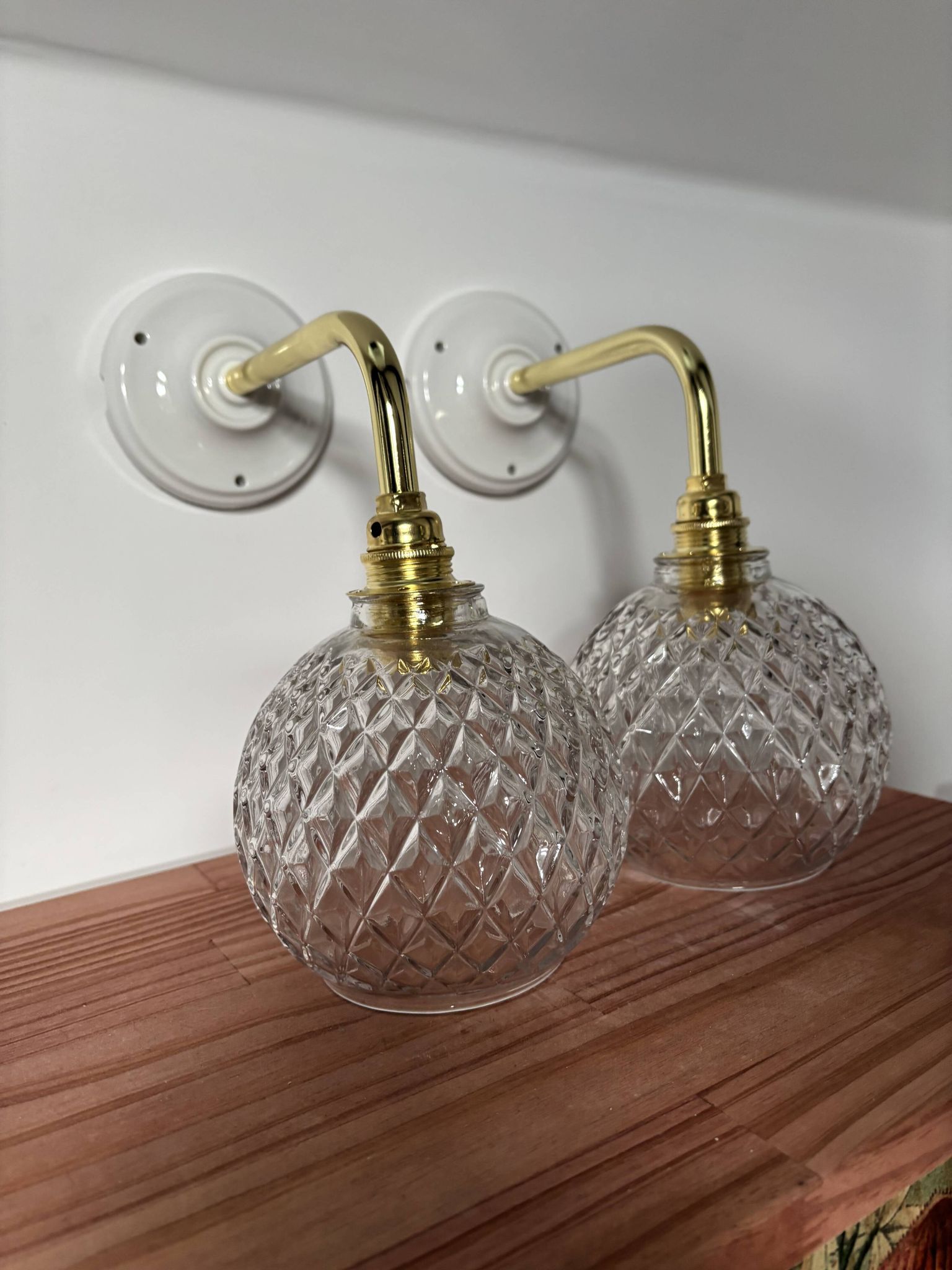 Paire d’appliques murales globes en verre ciselé