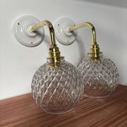 Paire d’appliques murales globes en verre ciselé