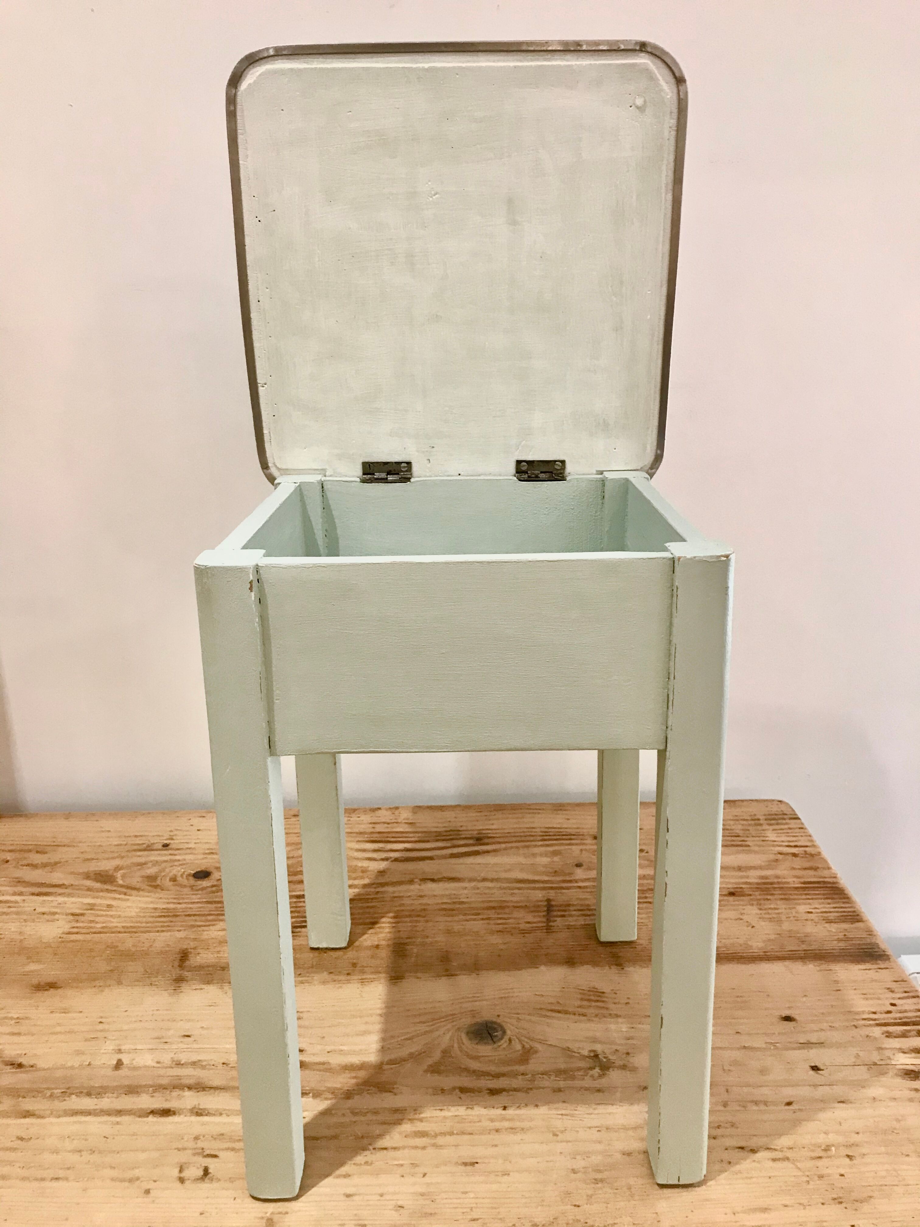 Almond green vintage wax ingtab