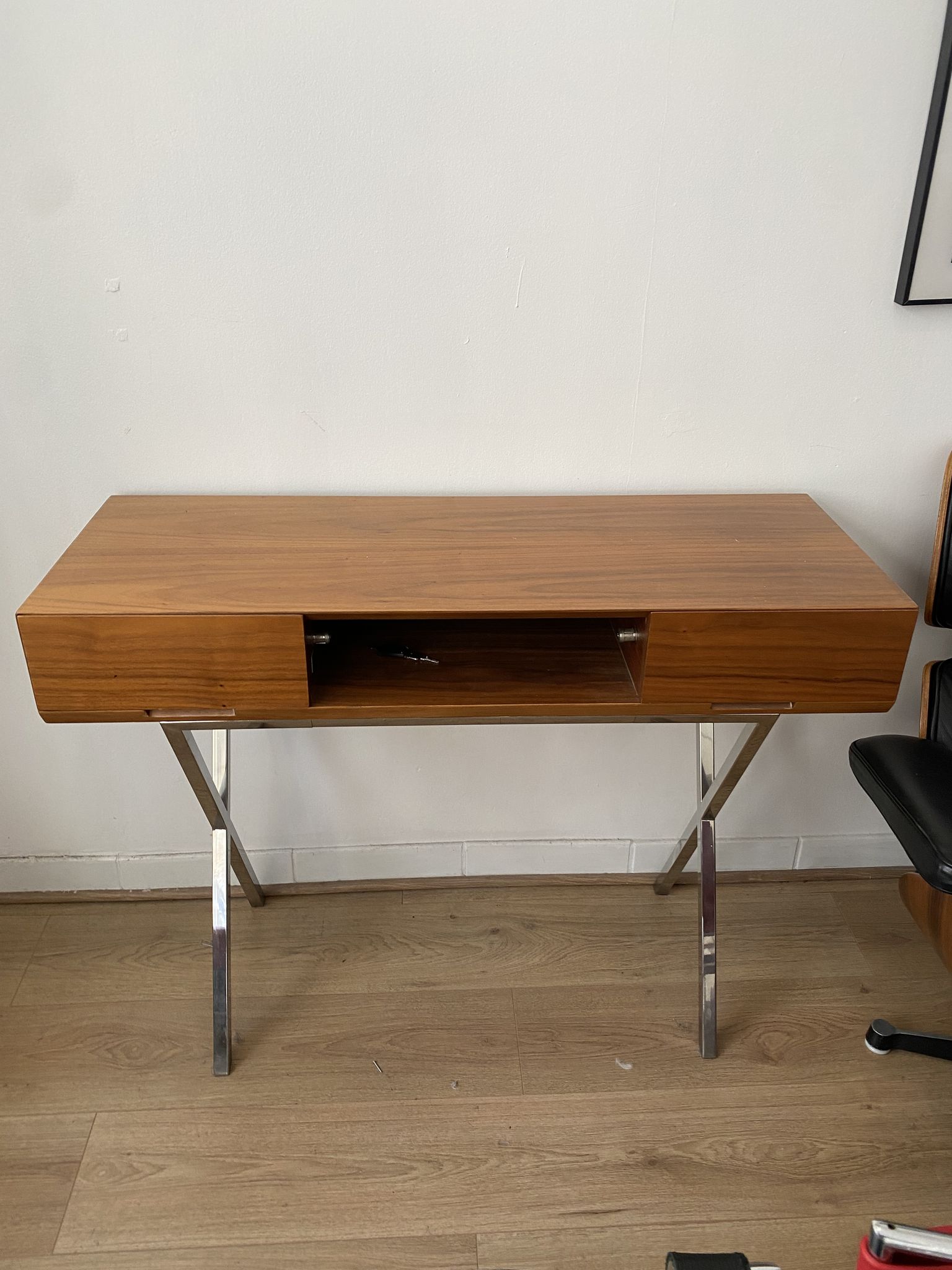 Bureau en noyer design années 70 marais international