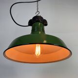 Lampe à suspension industrielle en émail vert, années 1960