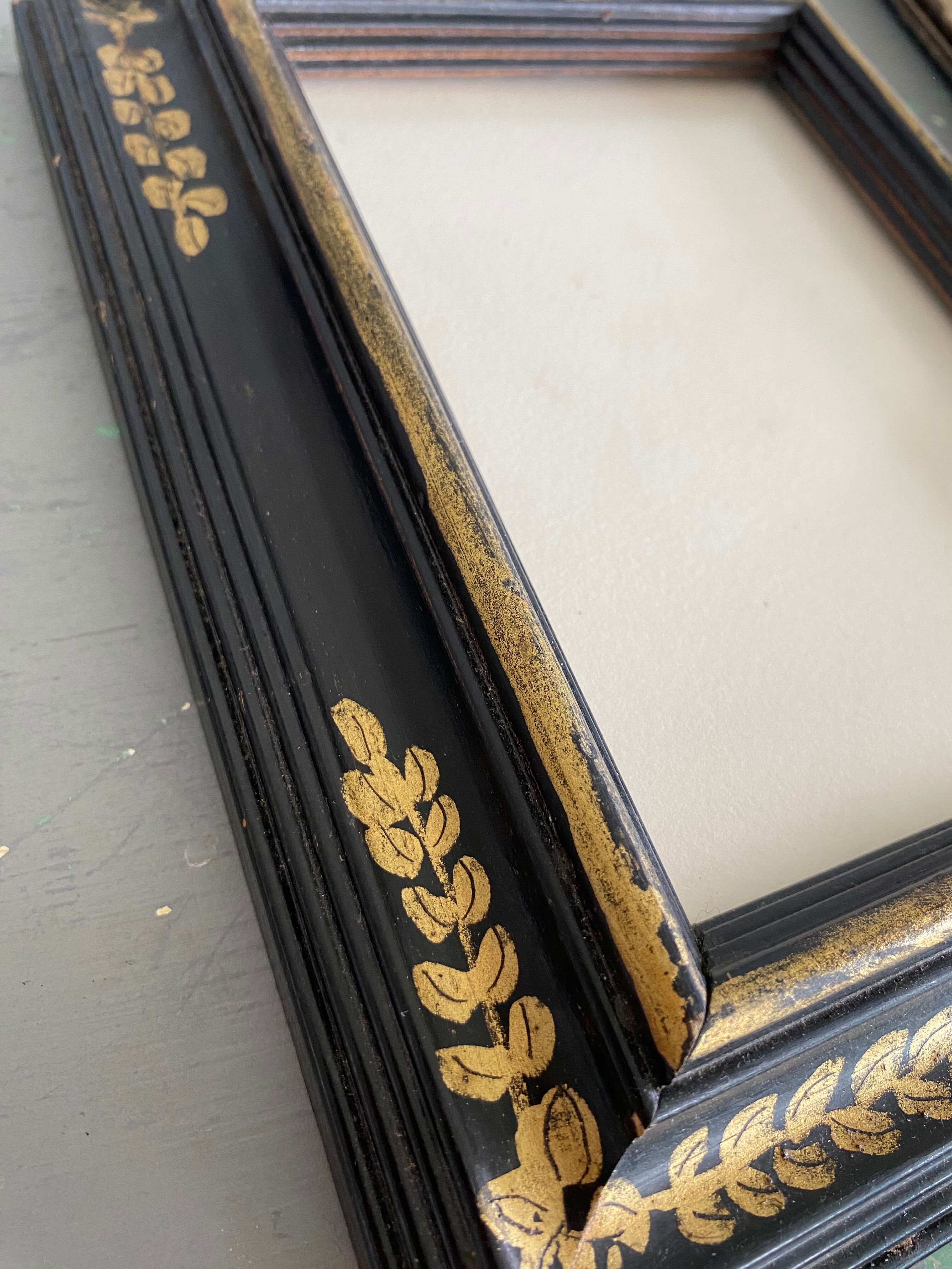 Painted wood glazed frame, to pose