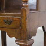 Chaise d'agnelage anglaise ancienne à capuchon du XVIIIe siècle, de forme particulière.