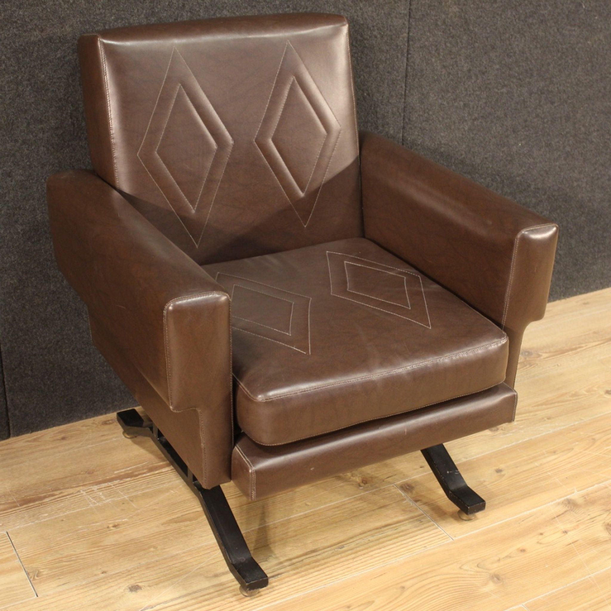 Paire de fauteuils italiens en skai