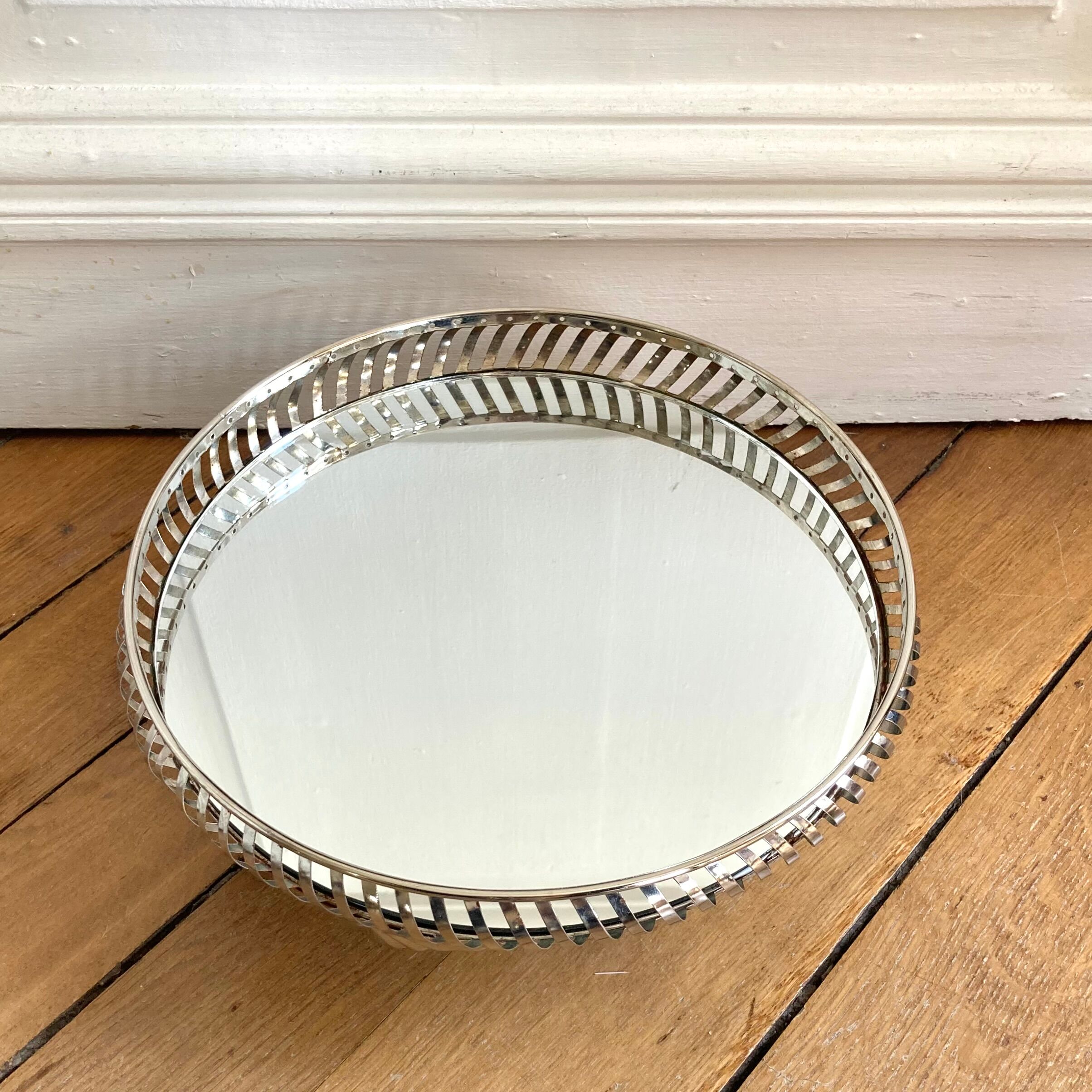 Openwork metal round mirror top