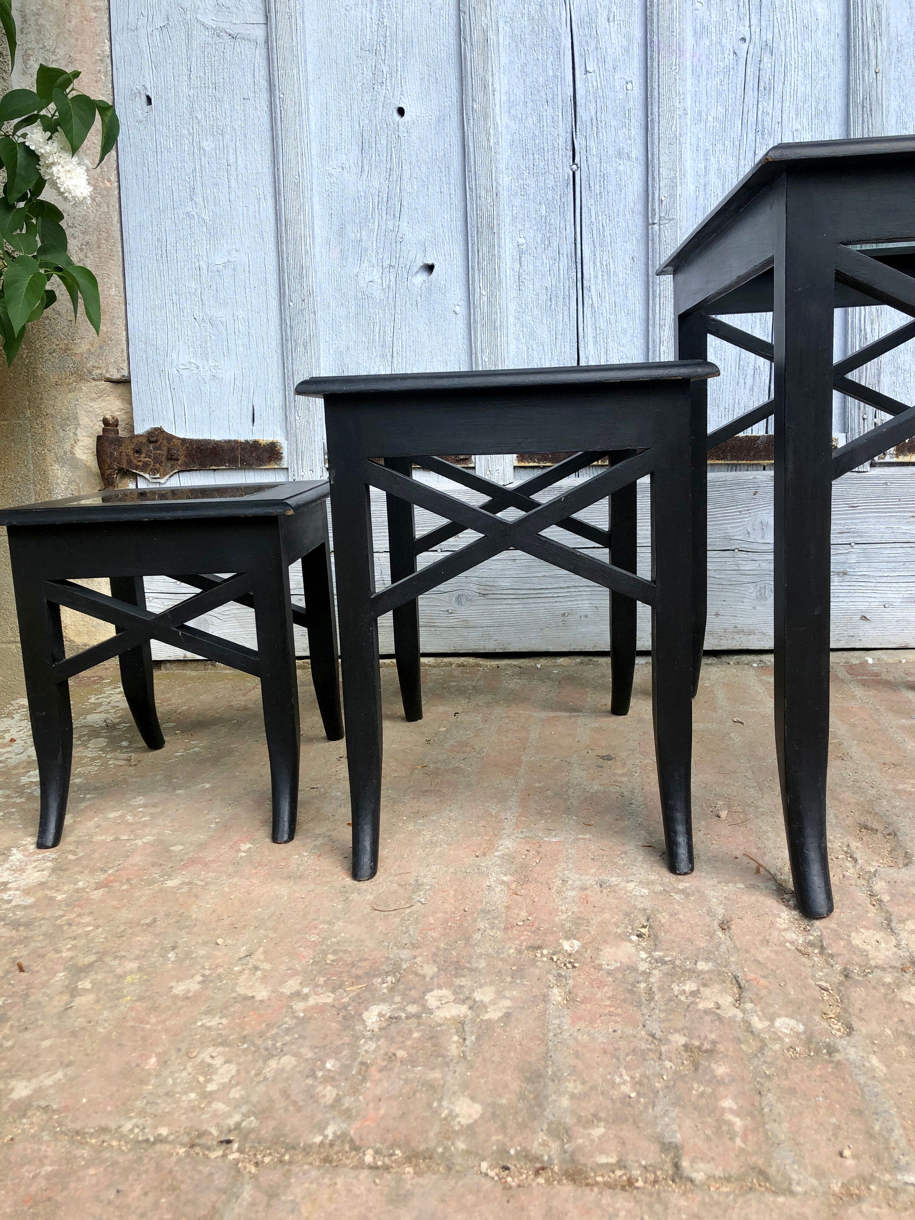 Set de 3 tables gigognes en verre et bois noir