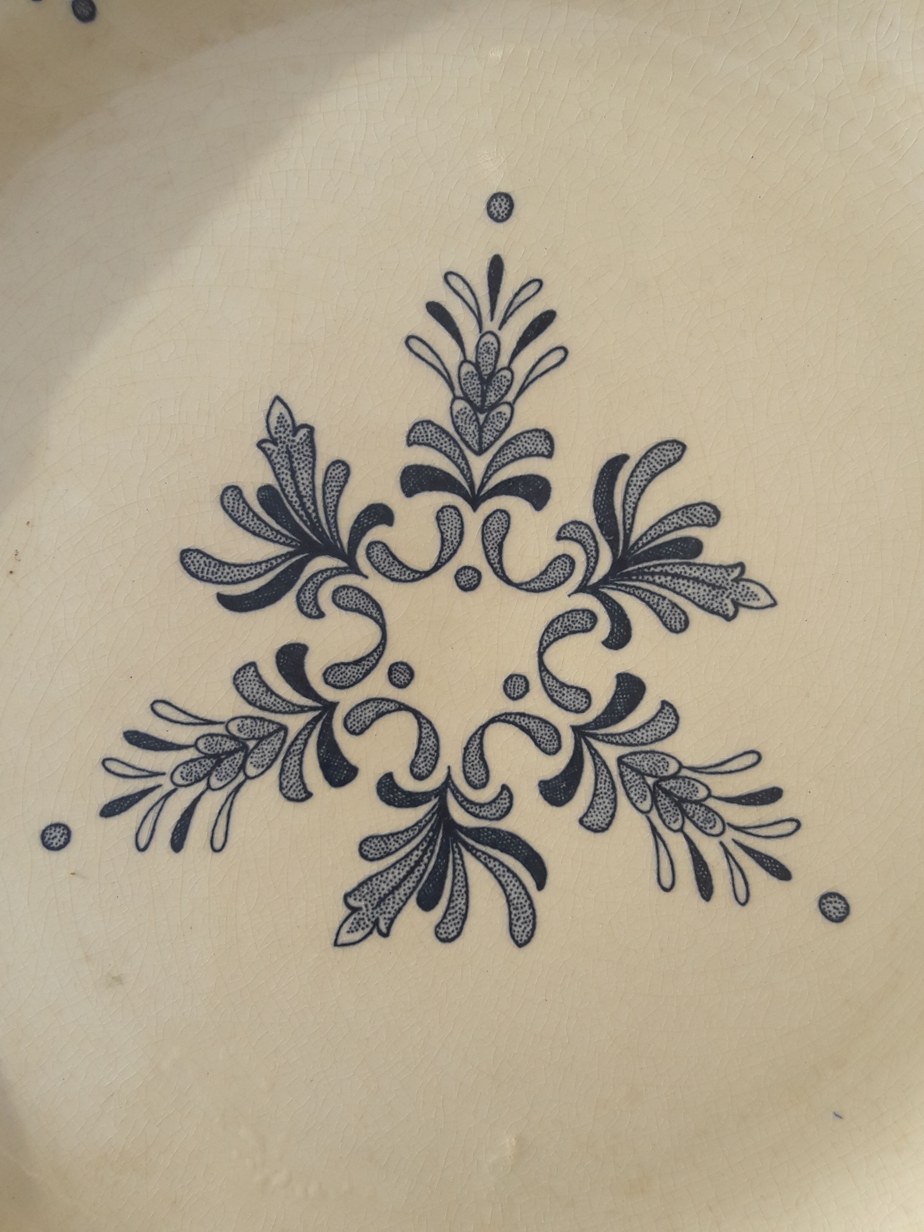 Gien earthenware plate decor bush diam 24.5 cm