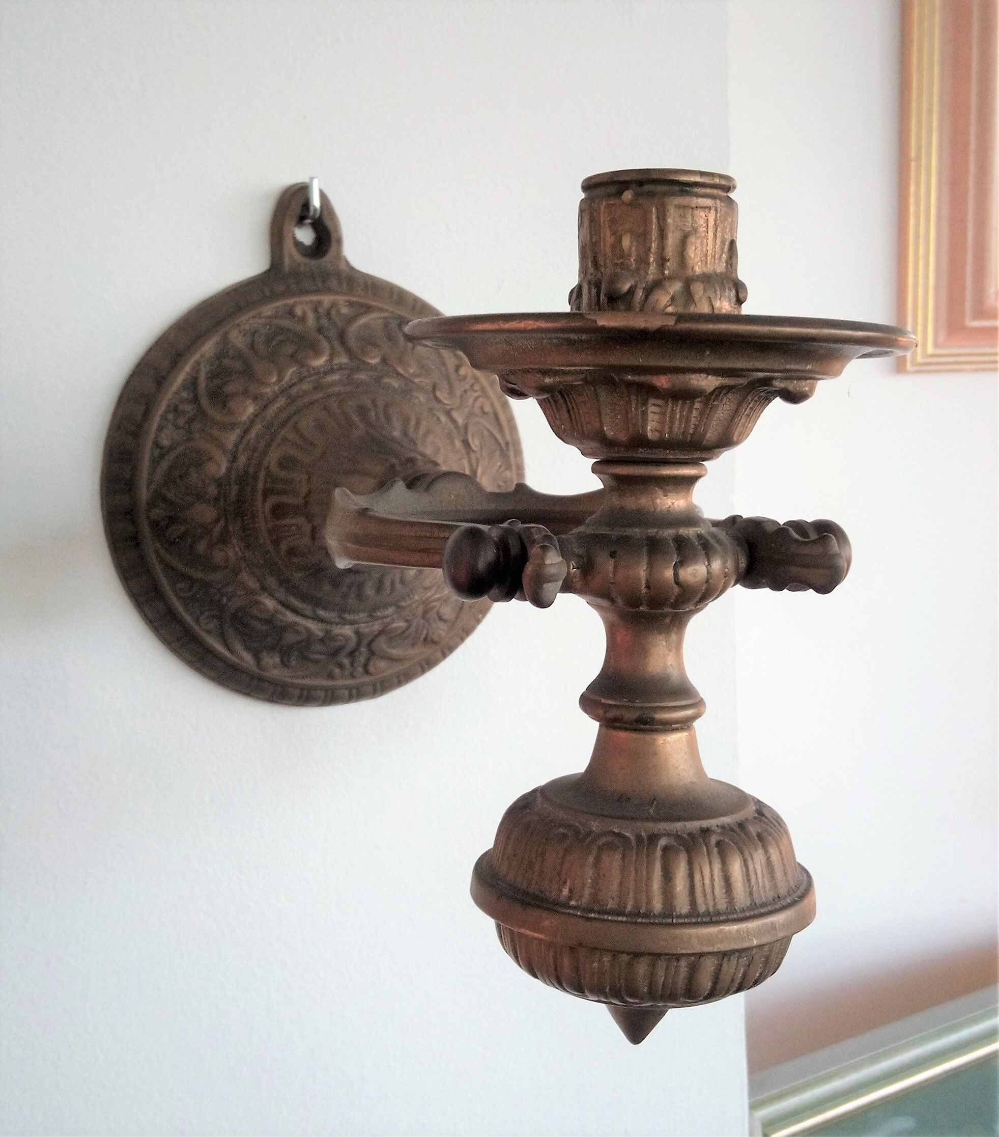 Articulated wall candle holder