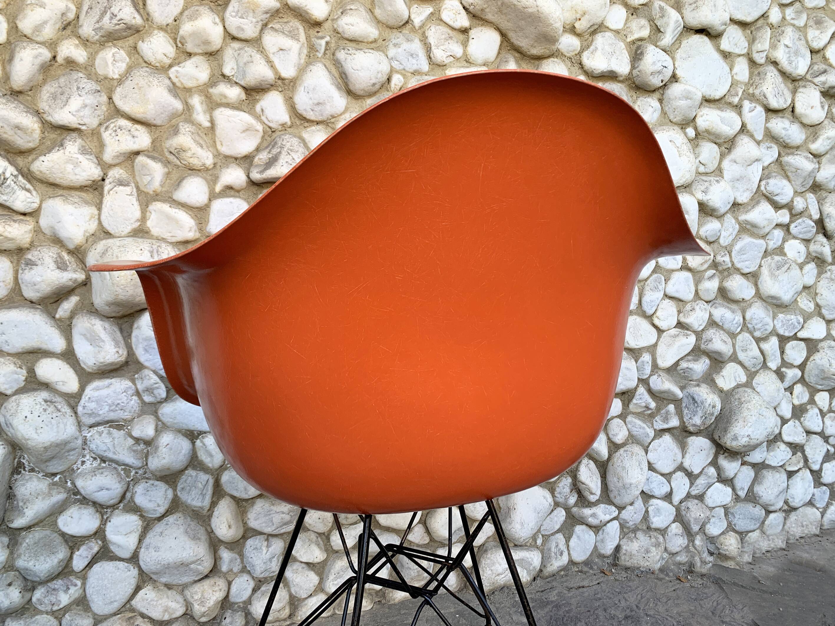 Fauteuil Eames DAR orange, base Eiffel originale, Herman Miller, 1960