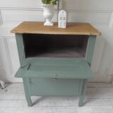 Meuble vintage en vert fumé, plateau bois.