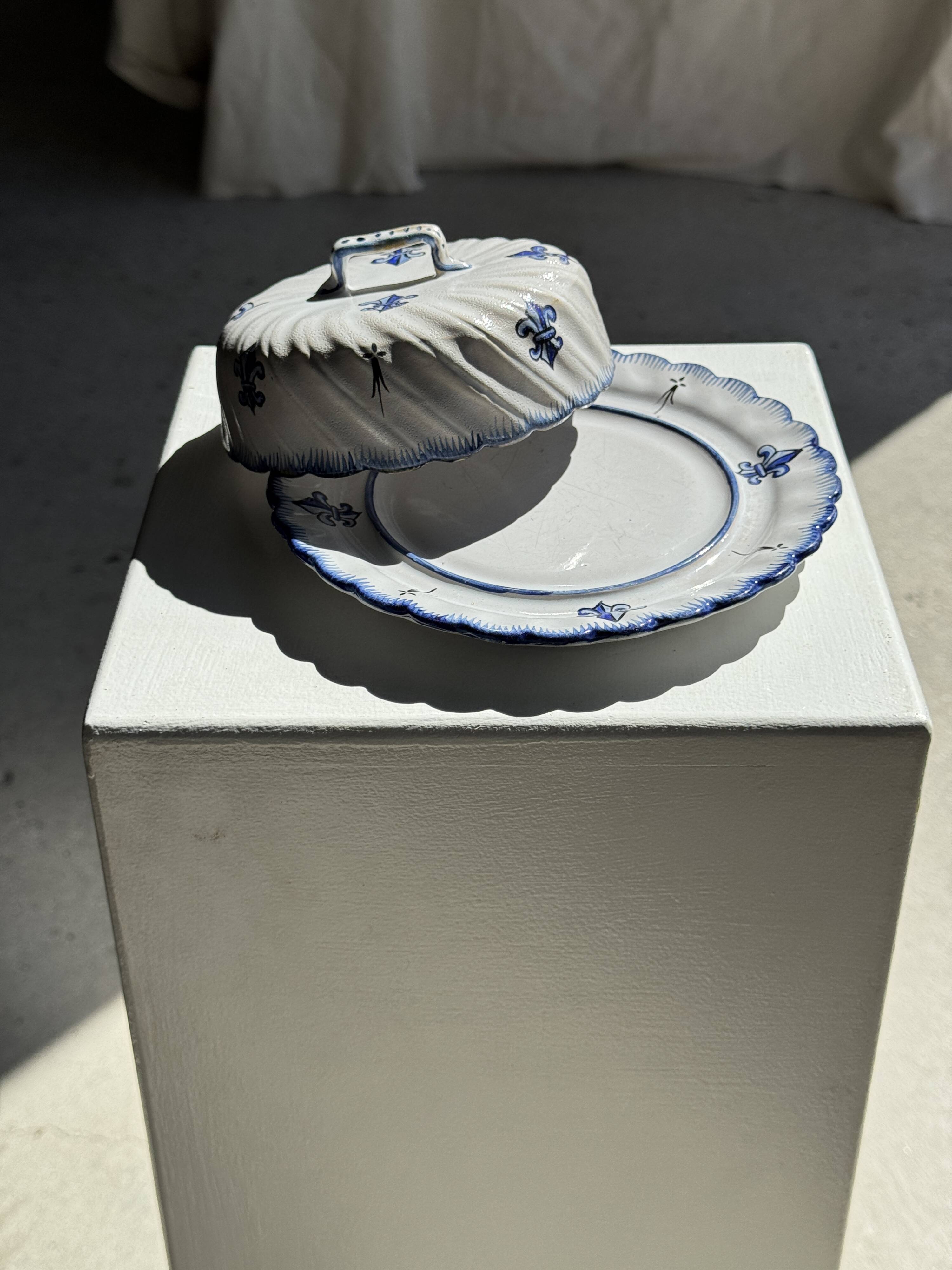Ceramic cheese dome with lily flower decoration H7 D19