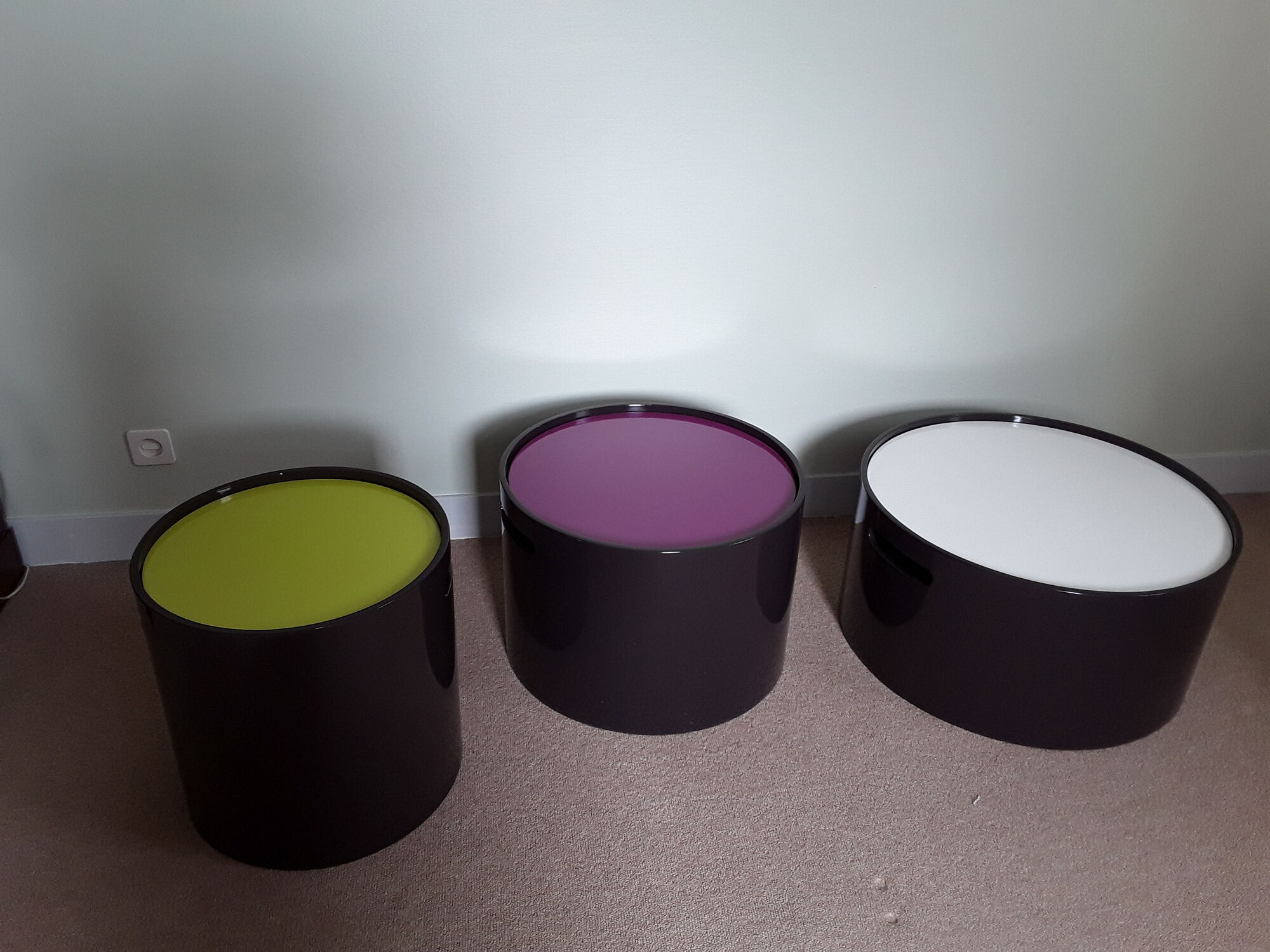 Set of 3 wooden pull-out coffee tables in dark brown lacquered finish