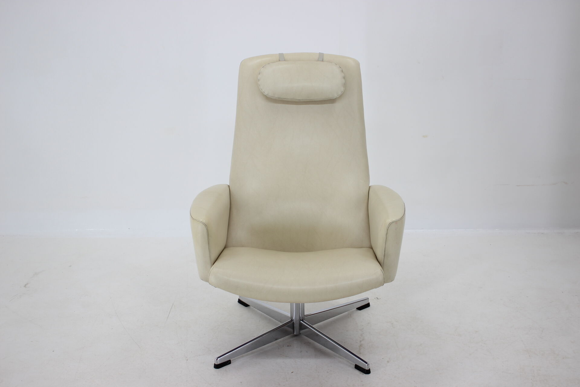 Sweden beige swivel armchair for Asko, 1970