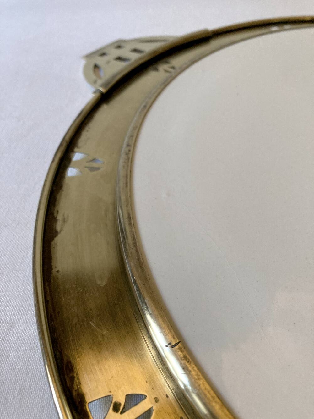 Art Nouveau plate in earthenware with a brass frame