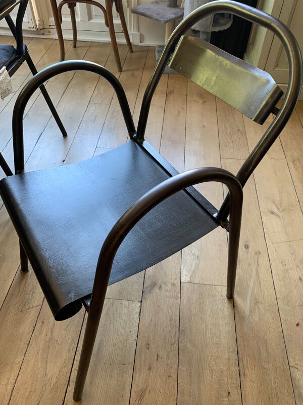 Chaise industrielle avec bec accoudoir arrondi