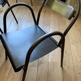 Industrial chair with rounded armrest spout