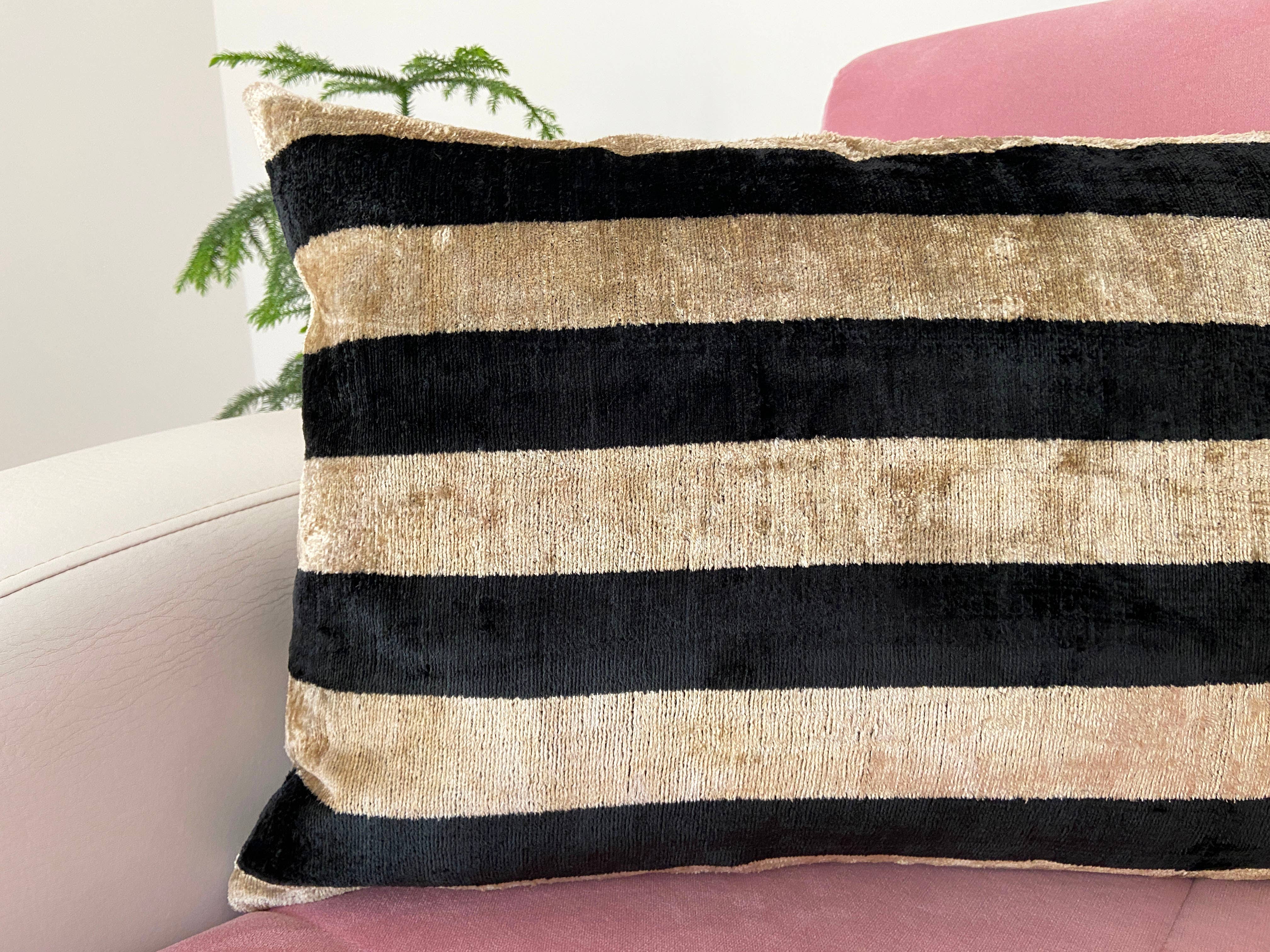 Cushion Ikat velvet black cream