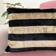 Coussin Ikat velours noir crème