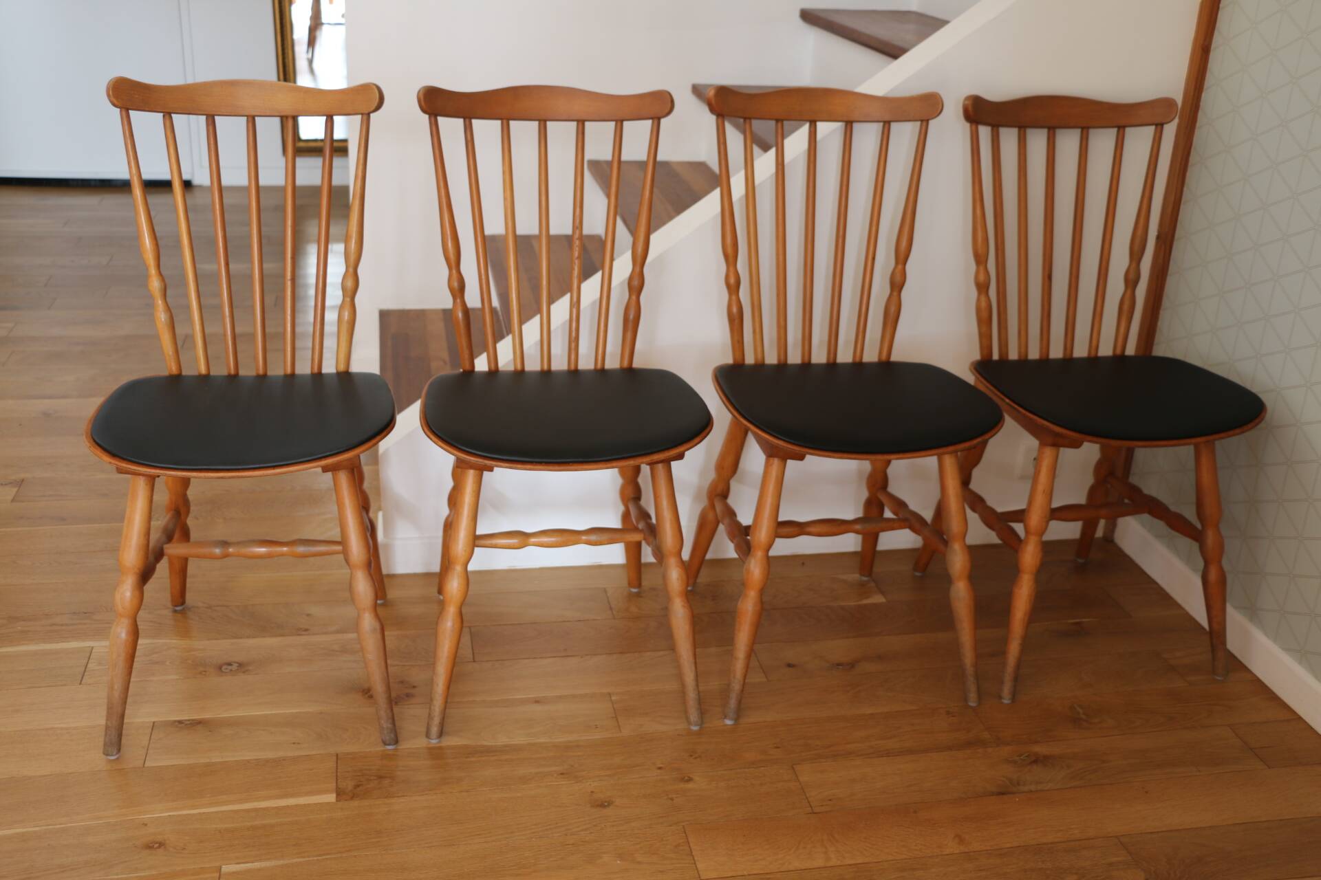 4 BAUMANN Tacoma chairs in black imitation leather and light beech