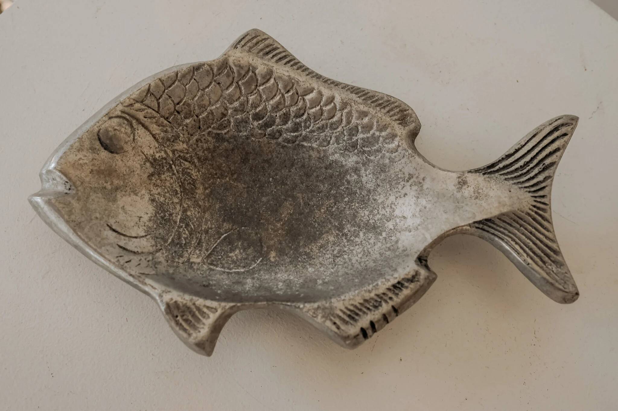 Vide-poches en métal argenté en forme de poisson