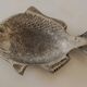 Vide-poches en métal argenté en forme de poisson