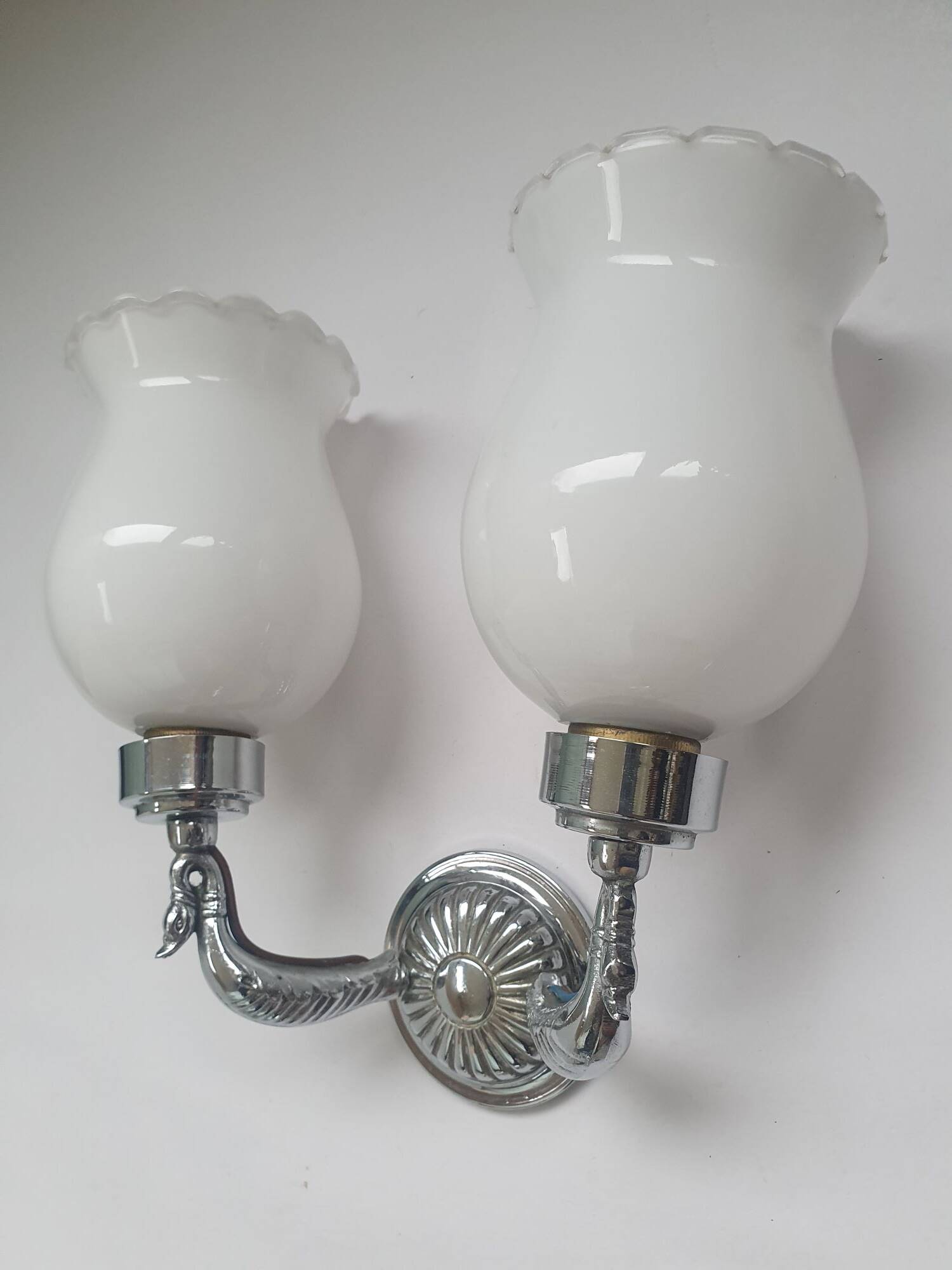 Applique zoomorphe ancienne en laiton argenté et globes opalins