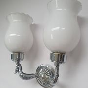 Applique zoomorphe ancienne en laiton argenté et globes opalins