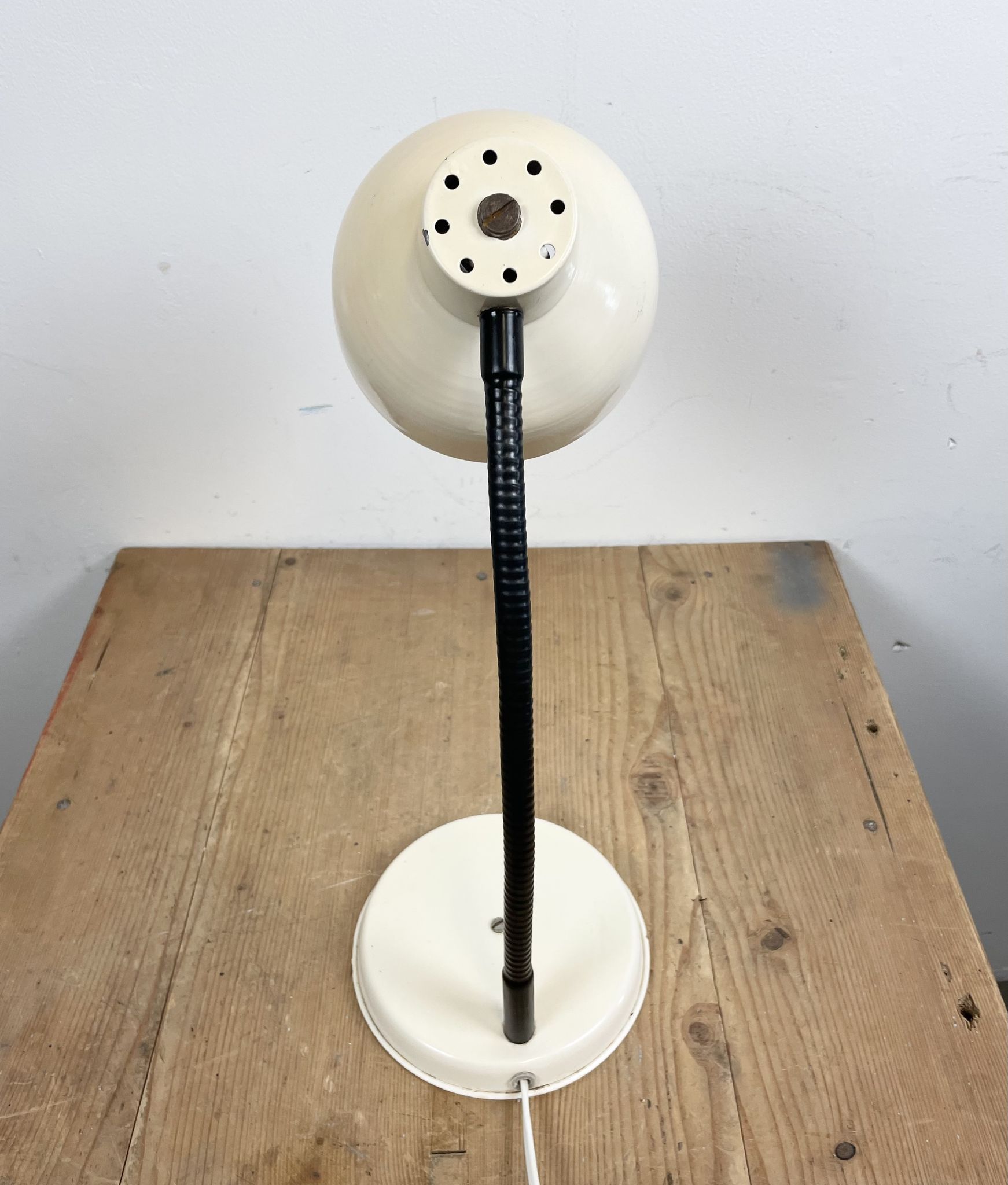 Beige industrial gooseneck table lamp, 1960s