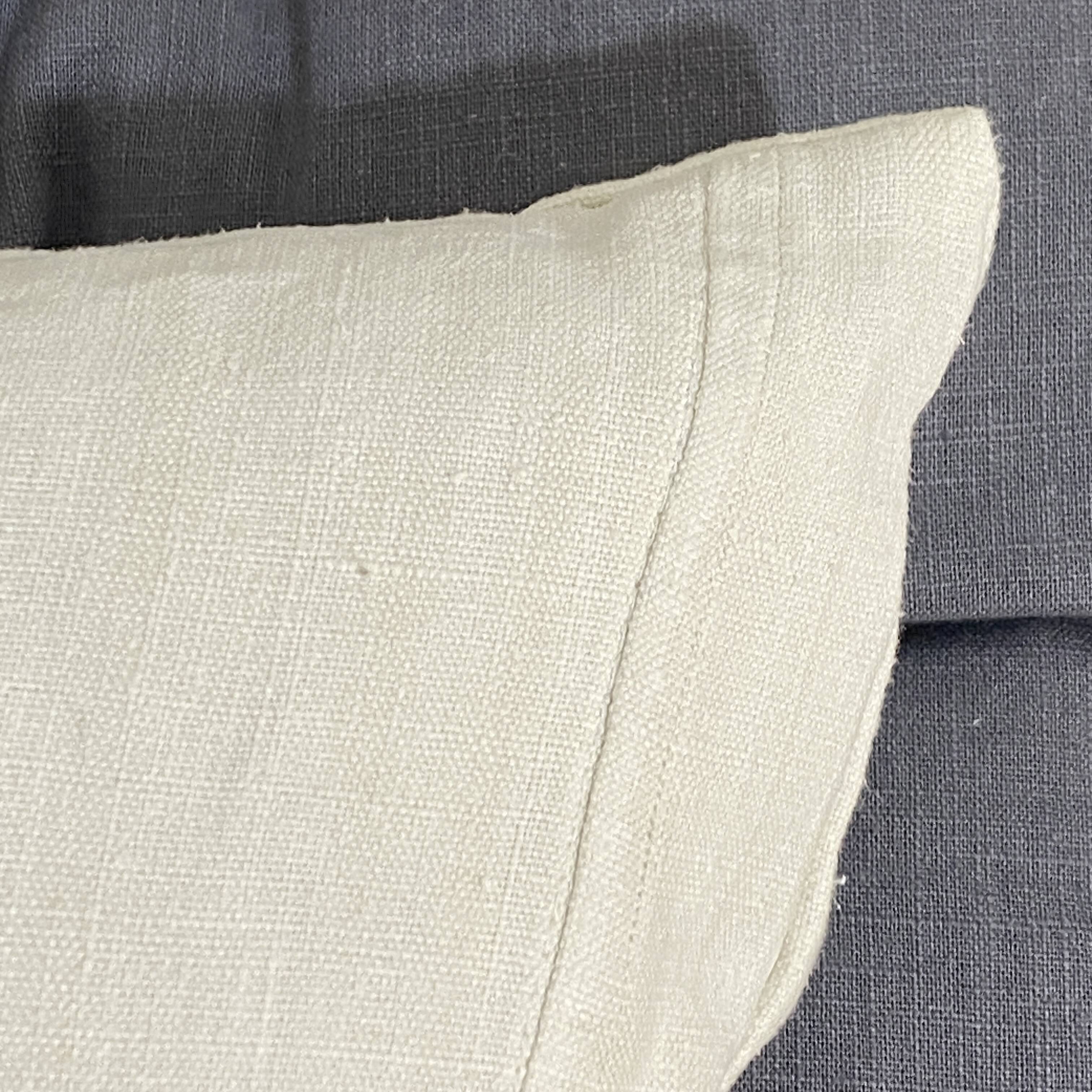 Coussin carré en toile ancienne style kilim tissé, patché, monogramme AB