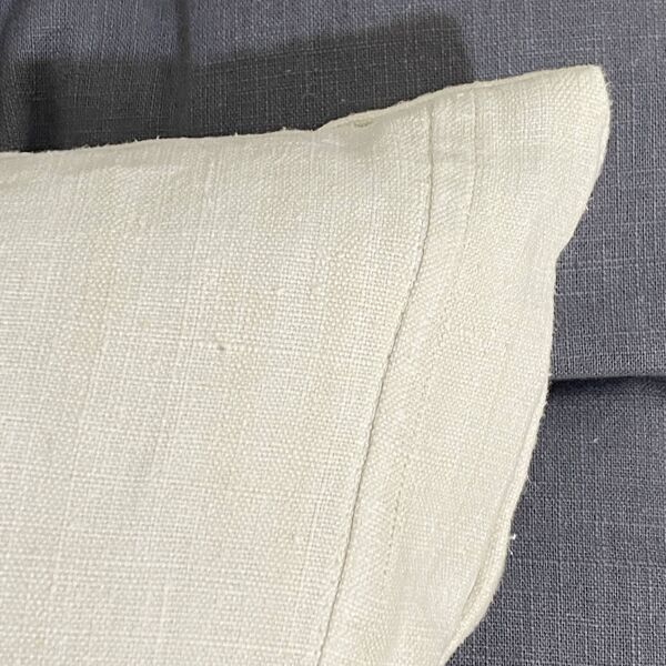 Coussin carré en toile ancienne style kilim tissé, patché, monogramme AB