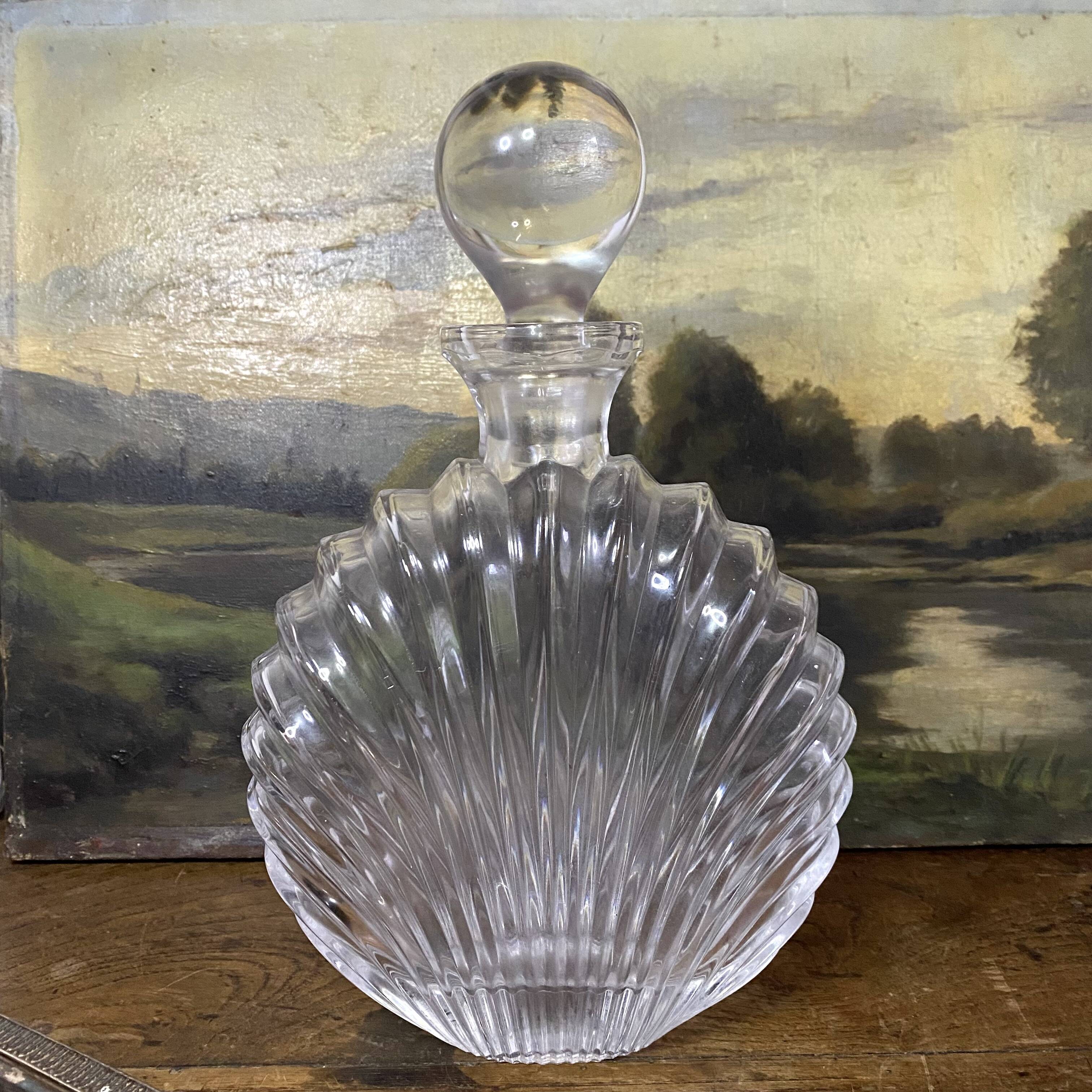 Shell-shaped carafe with a ball stopper