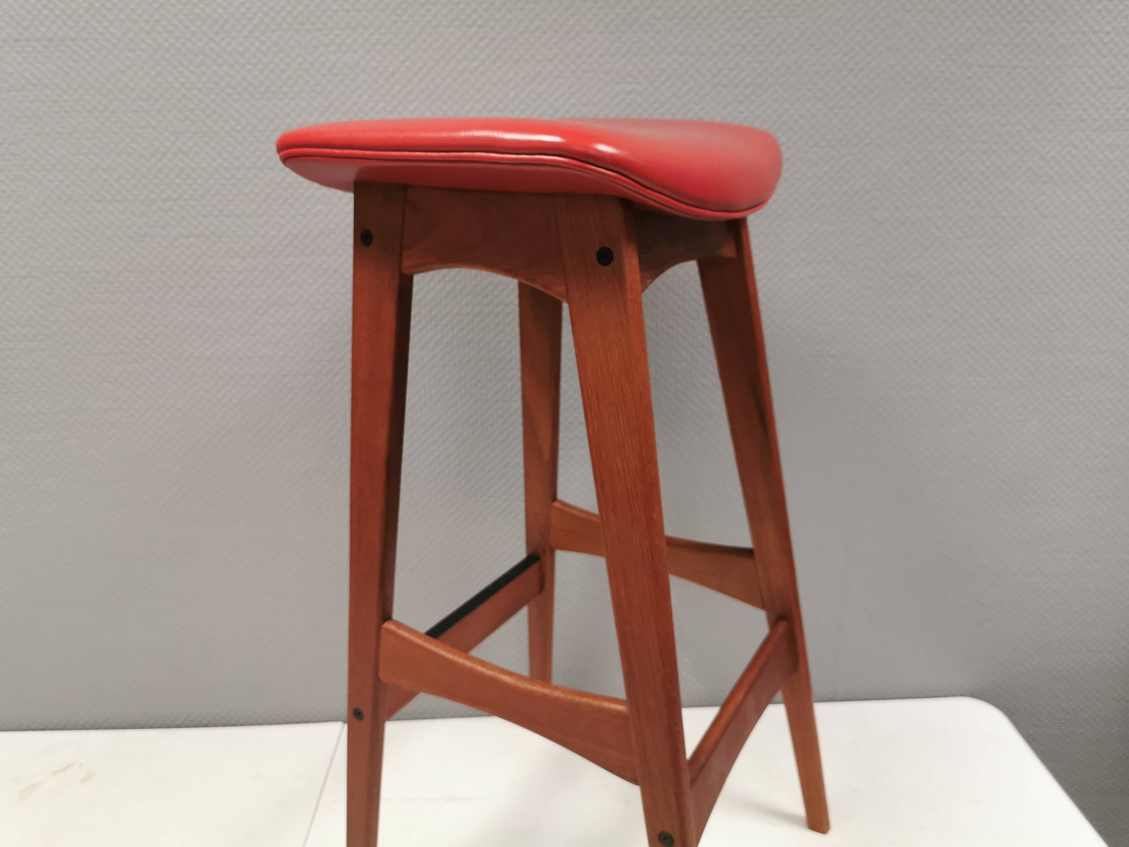 Bar stool, made of teak wood and cognac/red leather. Denmark 1960s