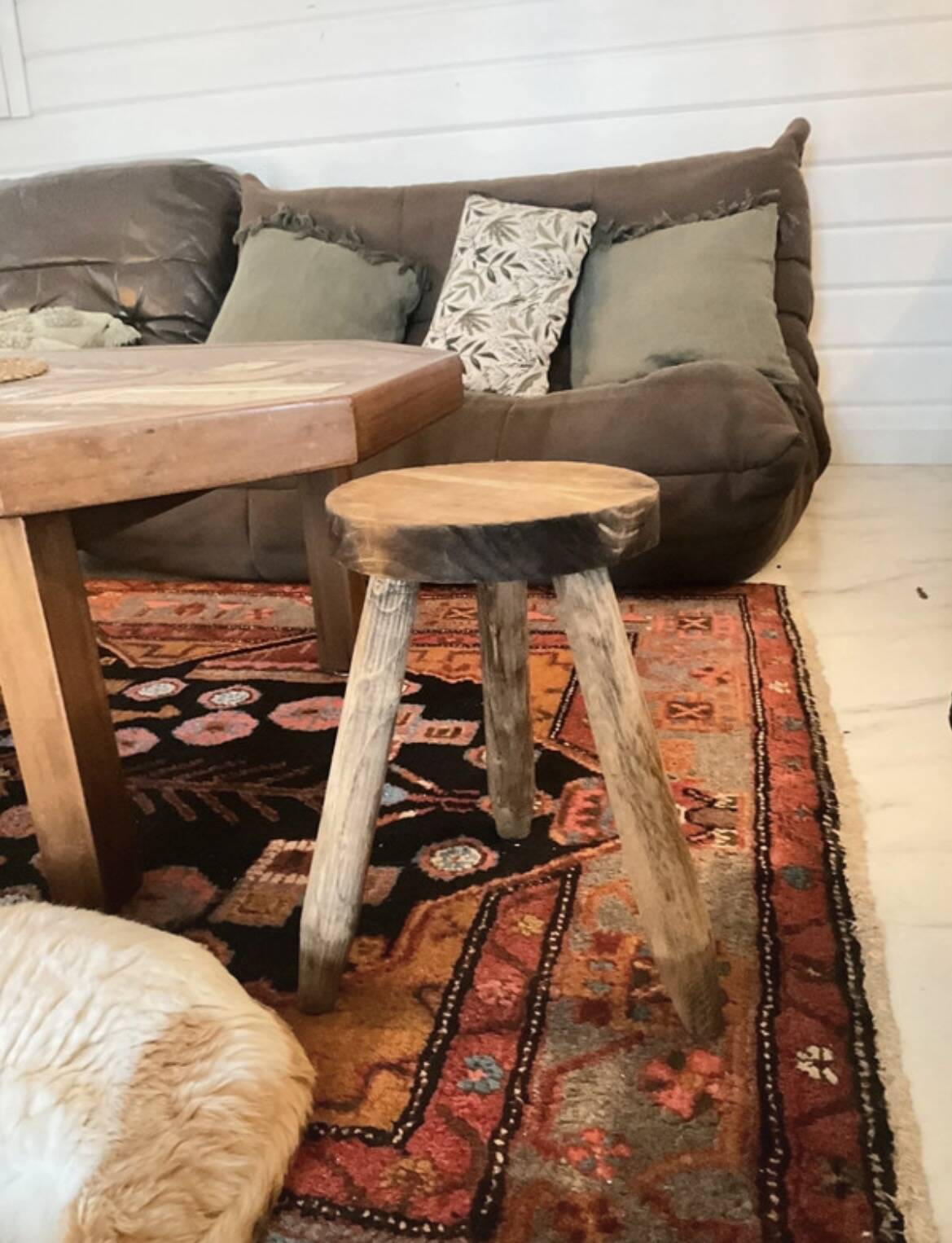 Tripod stool in solid oak