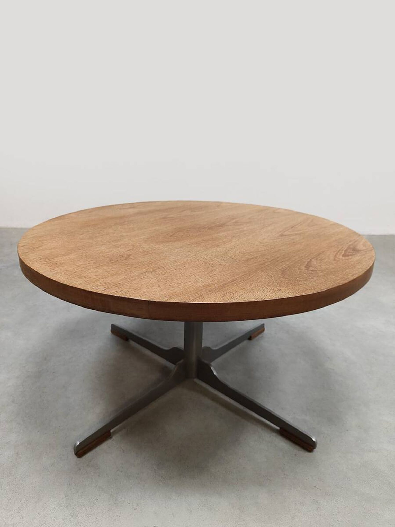 Table d'appoint ronde en design néerlandais vintage