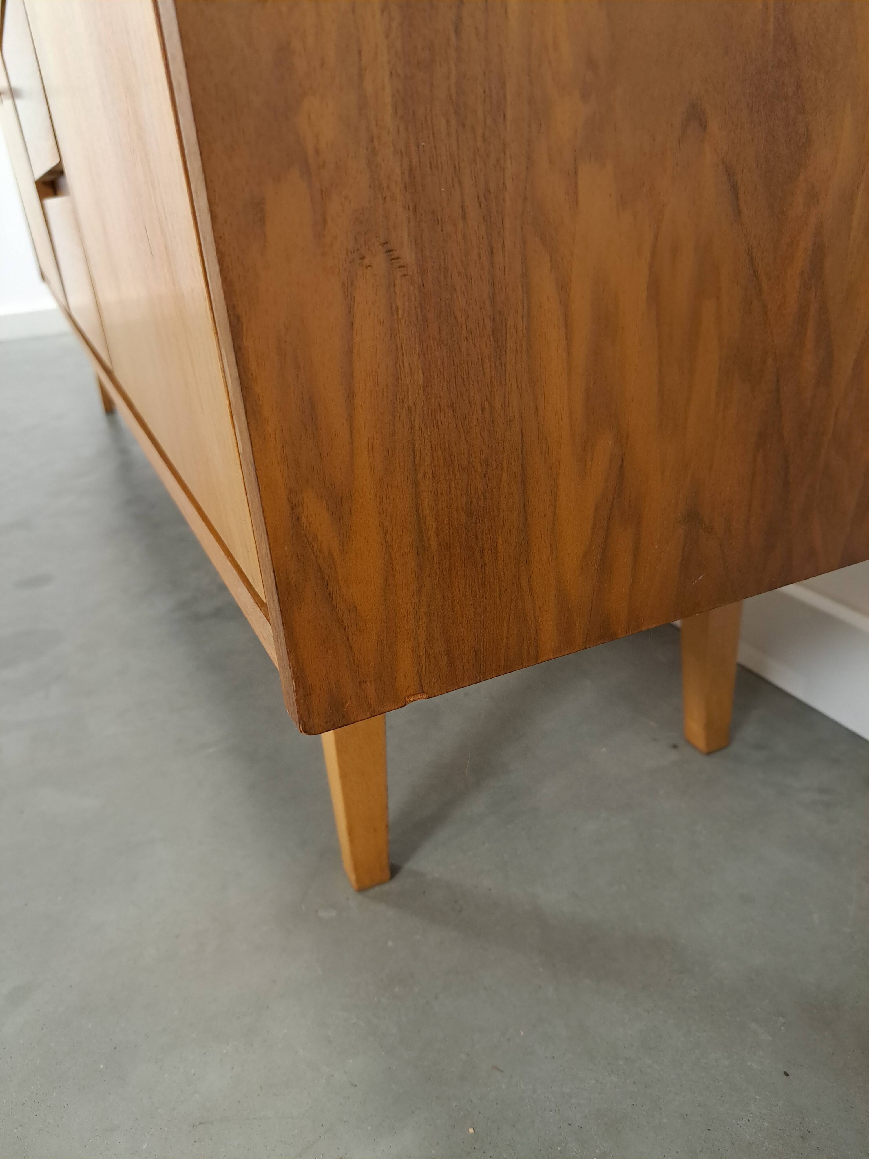 Mid-century notenhout fineer dressoir met 3 lades