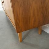 Mid-century notenhout fineer dressoir met 3 lades
