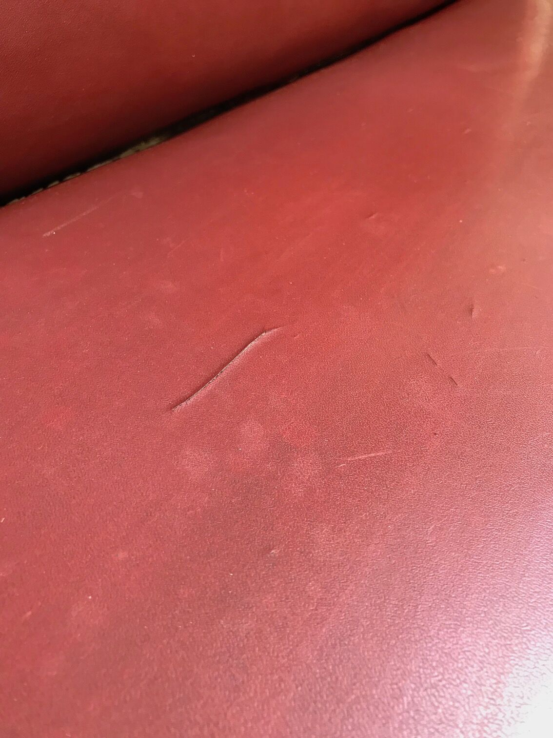 Bistro bench in burgundy leather