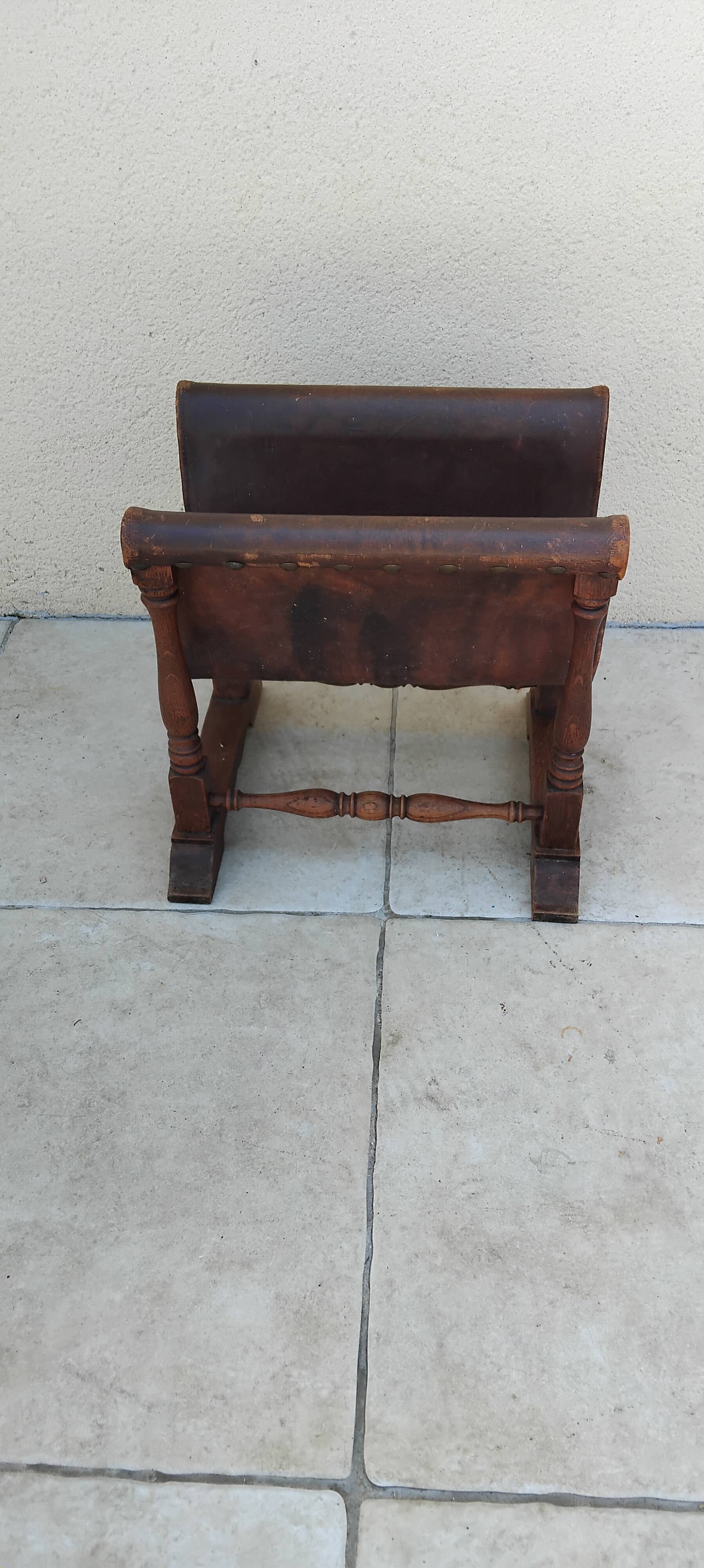 Vintage magazine rack in oak and antique leather
